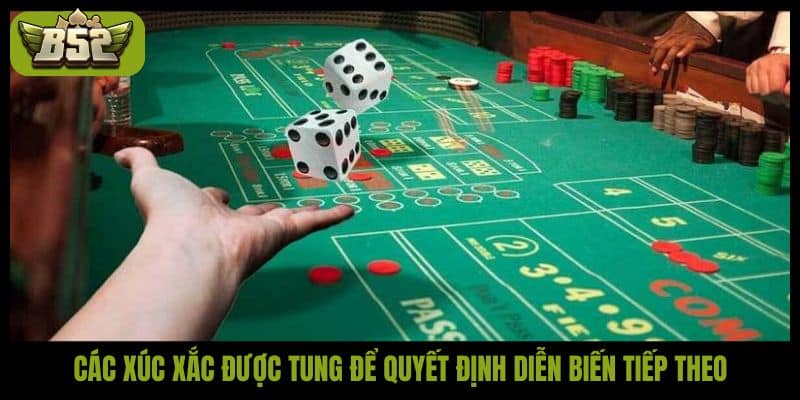 Các xúc xắc được tung để quyết định diễn biến tiếp theo